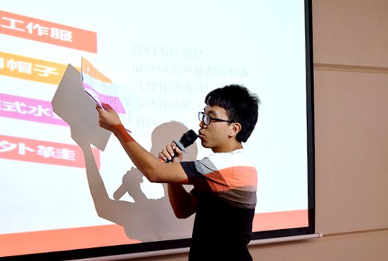 決賽現場(chǎng)正在進(jìn)行創(chuàng  )業(yè)方案演講的同學(xué)